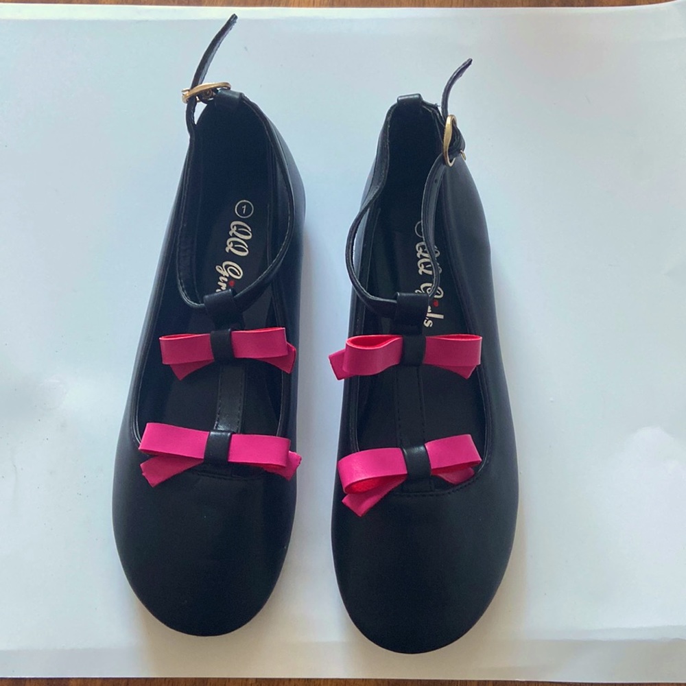 QQ girls black flats with pink bows. US size 1